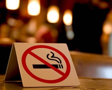 В Україні заборонили куріння в громадських місцях. Яке покарання?