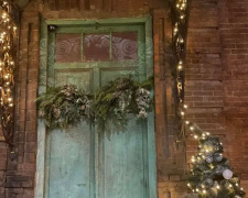 В Мариуполе повредили новогоднюю фотозону возле старинной двери