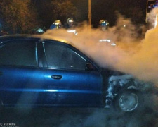 Восемь спасателей тушили загоревшийся автомобиль в Мариуполе