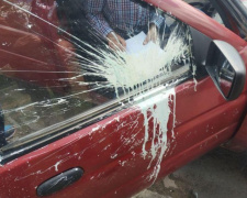В Мариуполе во время автопробега облили краской машины (ФОТО)