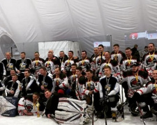 Мариупольская аматорская команда по хоккею дебютировала победой в турнире