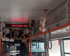 По Мариуполю разъезжает декорированный общественный транспорт