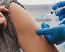 В Украине разрешили вводить бустерную дозу вакцины от COVID-19 всем желающим
