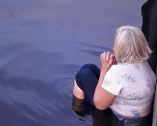 В Мариуполе женщина провела ночь в холодной реке