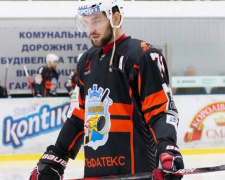 Хоккеиста сборной Украины отстранили за расистский жест в адрес игрока «Донбасса»