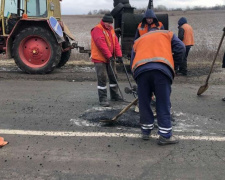 Деформировалось дорожное покрытие на автодороге в Мариупольском районе