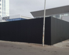 В центре Мариуполя на месте грузинского кафе вырос черный забор