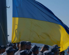 В Мариуполе подняли сине-желтый флаг на выведенном из Крыма корабле