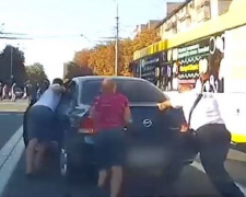 В Мариуполе глава патрульной полиции Донетчины показал пример взаимовыручки на дороге