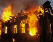 В Мариуполе горел заброшенный дом. С ожогами госпитализирован мужчина