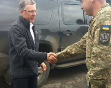 Представитель Госдепа США Курт Волкер оказался в зоне боевых действий на Донбассе (ФОТО)