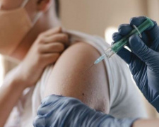В Украине планируют вакцинировать от коронавируса подростков