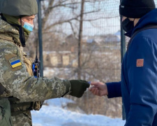 Боевики продолжают блокировать дорожные коридоры на Донбассе. Где можно проехать?