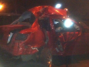 Скользкий Мариуполь: Автомобиль чуть не слетел в реку, еще один водитель врезался в столб