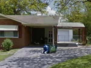 Домохозяйка забралась в мусорный бак и прославилась из-за фото на Google Maps