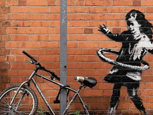 Граффити и сломанный велосипед: уличный художник Бэнкси показал новую работу