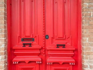 Будинок з червоними дверима