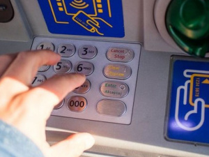 Что делать мариупольцам, если деньги со счета списали, а банкомат их не выдал?