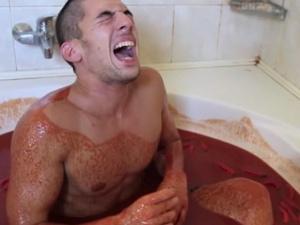 Не повторять! Блогер принял ванну, заполненную соусом перца чили (ВИДЕО)