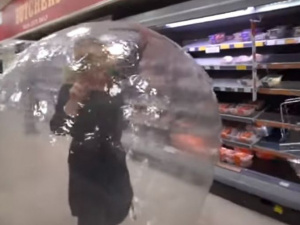 За покупками в магазин в огромном пластиковом шаре(ВИДЕО)