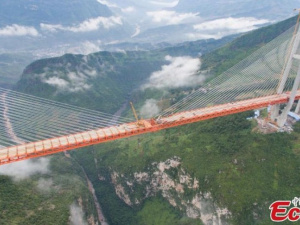 В Китае открыли самый высокий мост в мире – 565 метров над землей! (ВИДЕО)
