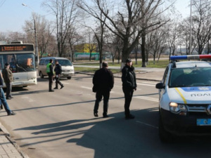 В Мариуполе таксист на пешеходном переходе сбил девушку (ФОТО)