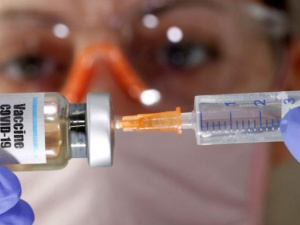 Новую вакцину от коронавируса начали тестировать на людях