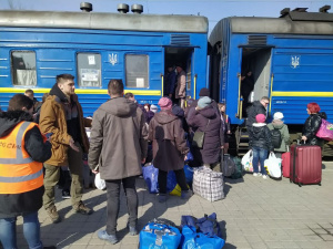 На Рівненщину прибув перший евакуаційний потяг з Донеччини: яку допомогу отримують переселенці