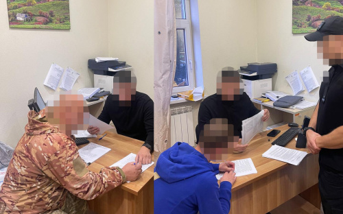 Отримували більше продуктів, надлишок — продавали цивільним: двох службовців на Донеччині підозрюють у збитках на 2,7 млн грн