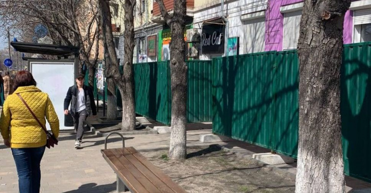 В центре Мариуполя на тротуаре «вырос» металлический забор (ФОТОФАКТ)