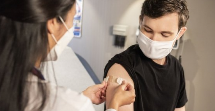 В Украине упростили вакцинацию для подростков