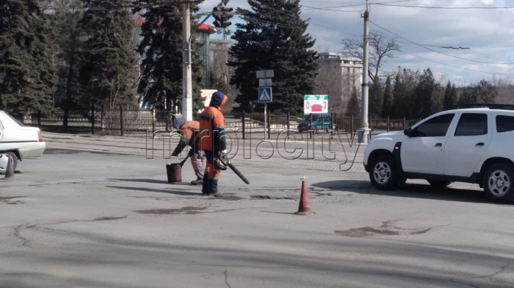 В Мариуполе приступили к масштабному ремонту дорог: в городе заработал асфальтобетонный завод