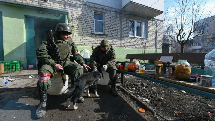 Зрізають замки та оголошують «безхазяйним» - як росіяни привласнюють житло в окупованих містах