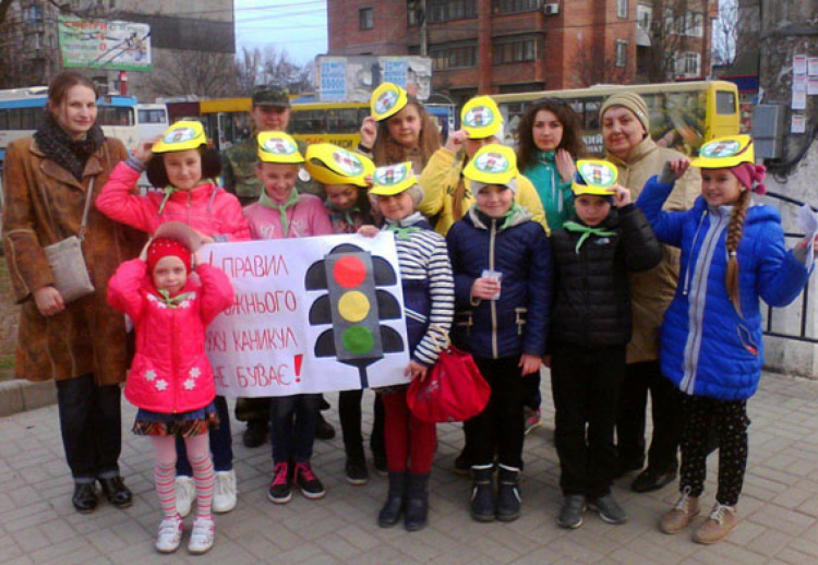 В Мариуполе дети призвали взрослых соблюдать правила дорожного движения