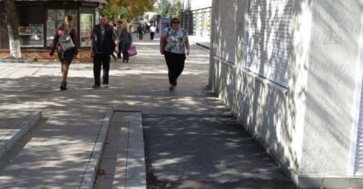 В центре Мариуполя снесут скандальный «киоск с сумками»