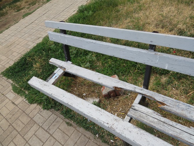 Мариупольские вандалы устроили погром в Приморском парке (ФОТОФАКТ)