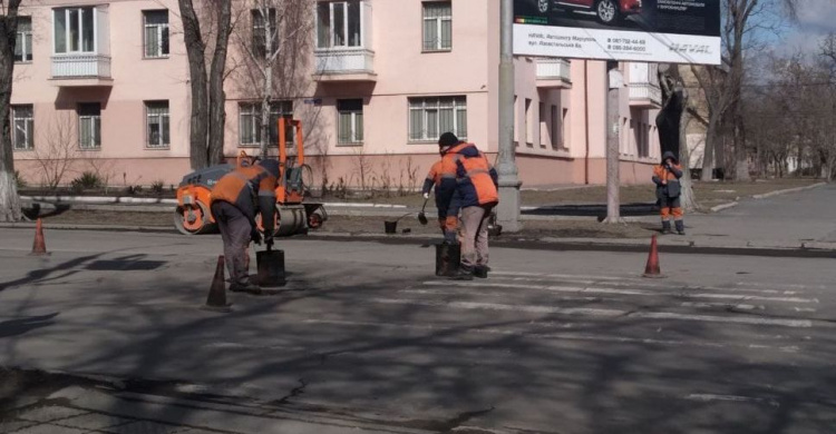 В Мариуполе приступили к масштабному ремонту дорог: в городе заработал асфальтобетонный завод