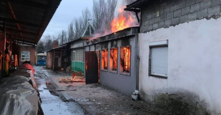 На мариупольском рынке загорелся киоск. Пожар тушат пять машин