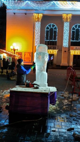 Ледяные скульптуры в Мариуполе