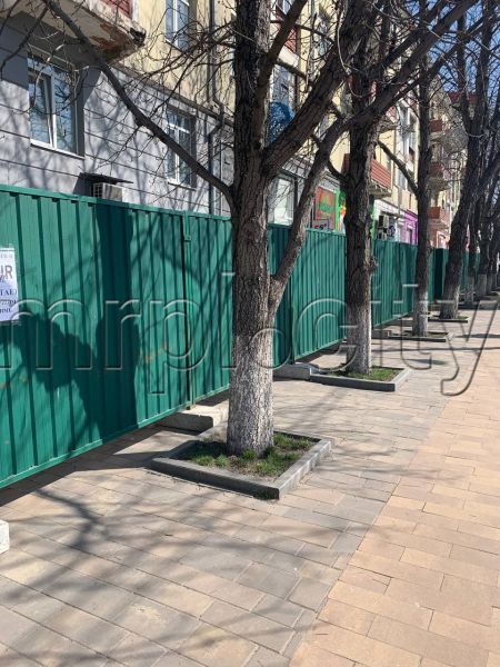 В центре Мариуполя на тротуаре «вырос» металлический забор (ФОТОФАКТ)