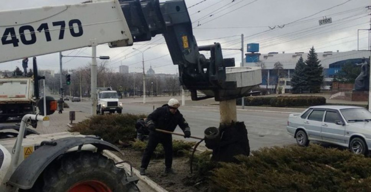 В одном из районов Мариуполя демонтировали фонтаны: в чем причина?