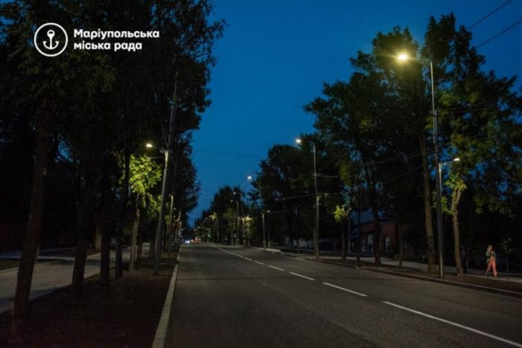 Установлены светильники возле перекрестков и пешеходных переходов  в одном из районов Мариуполя
