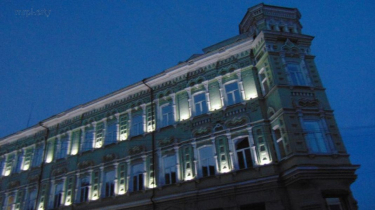 На фасаде исторического здания в Мариуполе восстановили повреждения подсветки (ФОТОФАКТ)