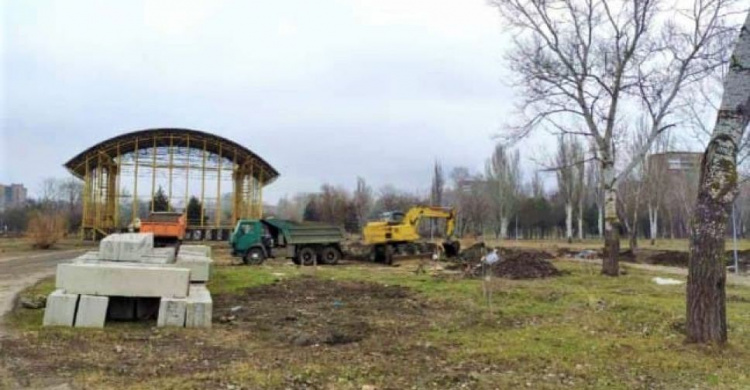 Реконструкция парка имени Гурова в Мариуполе: когда откроют зону барбекю и запустят фонтаны