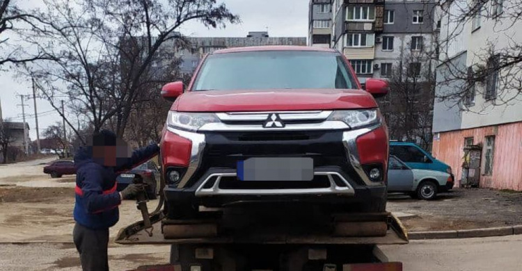 В Мариуполе эвакуировали авто, мешавшее подвозу продуктов в детский сад
