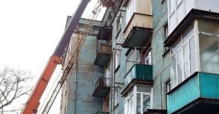 В Мариуполе аварийные лестницы и плитка могли упасть на прохожих
