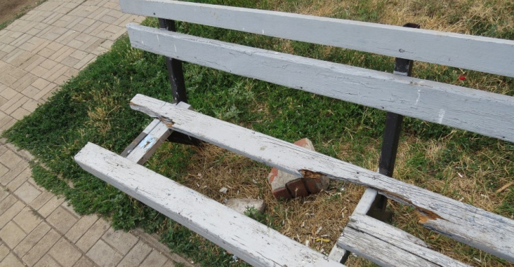 Мариупольские вандалы устроили погром в Приморском парке (ФОТОФАКТ)