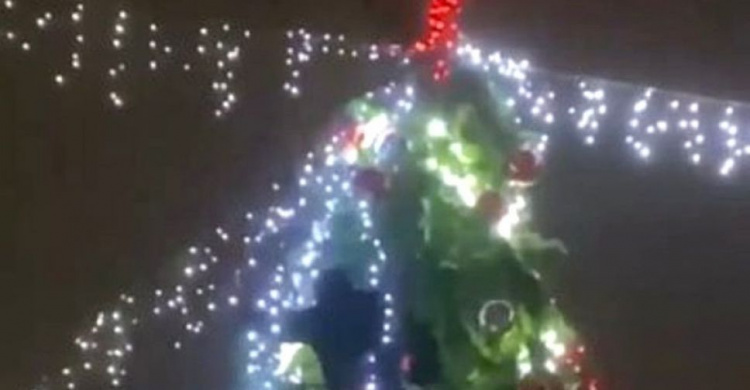 В Кривом Роге мужчину снимали спасатели с 10-метровой крутящейся новогодней елки