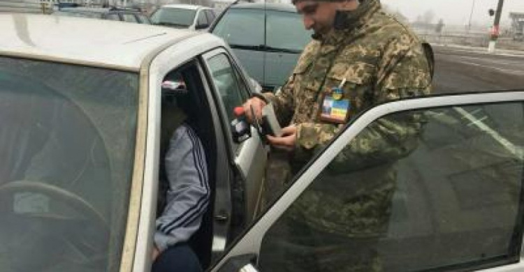 Утром на КПВВ Донбасса собралось 700 транспортных средств