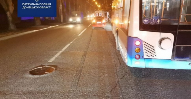 В центре Мариуполя сбили женщину: движение транспорта затруднено